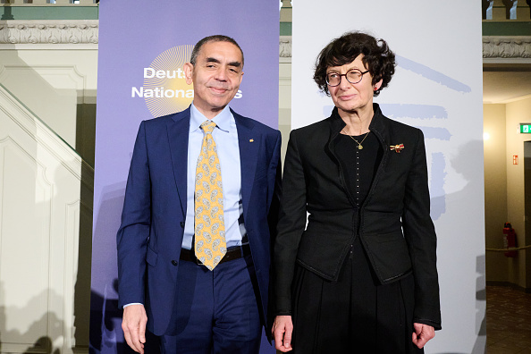 Les fondateurs de BioNTech démissionnent pour se concentrer sur des thérapies ARNm basées sur l’IA.