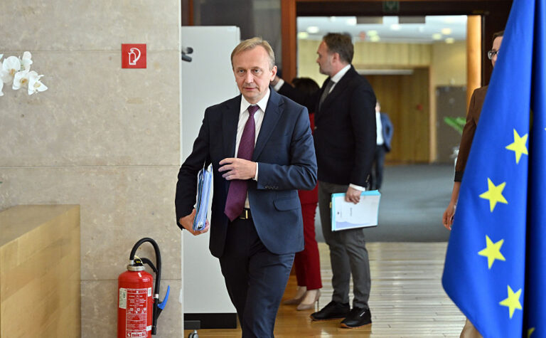 Bruxelles avertit les capitales sur les restrictions budgétaires à venir.