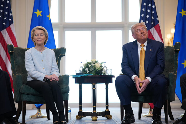 Tarifs douaniers de Trump : l’UE face à l’incertitude avant l’échéance de novembre