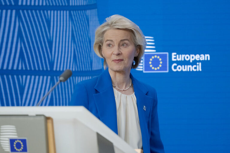 L’UE salue le nouveau plafond de 10 % sur les droits de douane américains sur les importations.