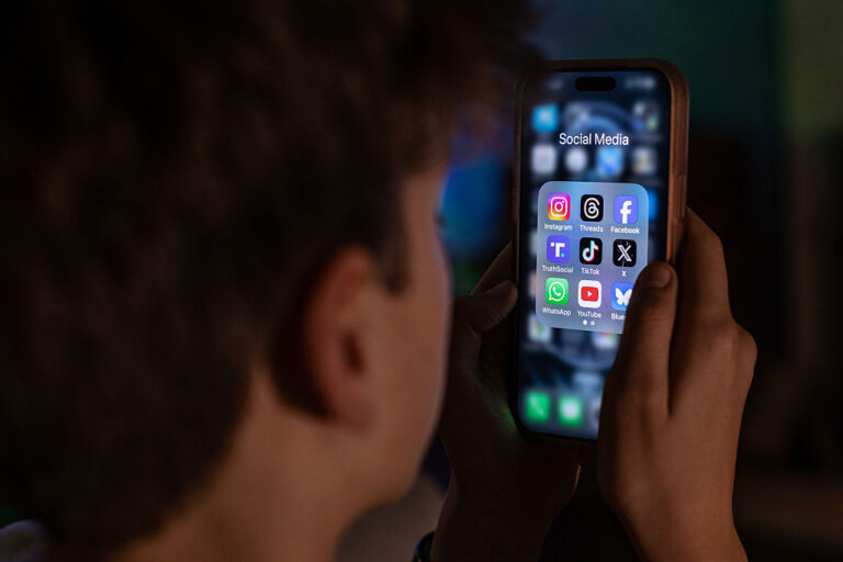 TikTok, Instagram et X favorisent la diffusion de contenus de droite auprès des jeunes utilisateurs.