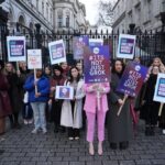La technologie utilisée par des groupes criminels pour cibler les femmes dans le monde entier