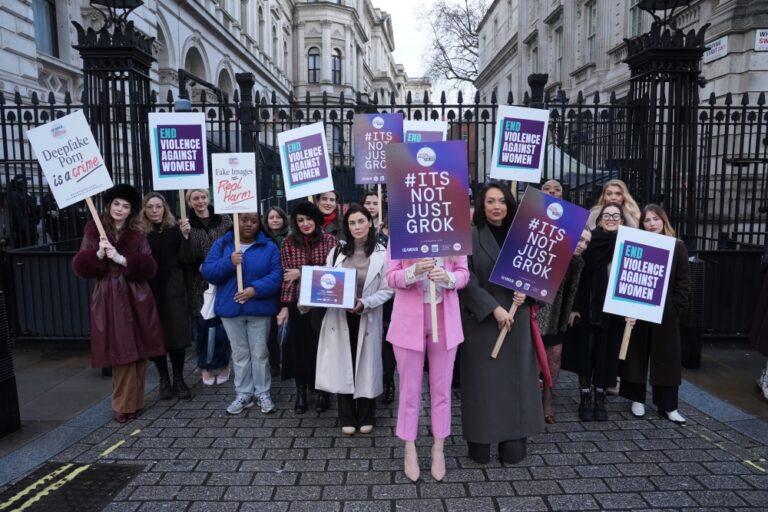 La technologie utilisée par des groupes criminels pour cibler les femmes dans le monde entier