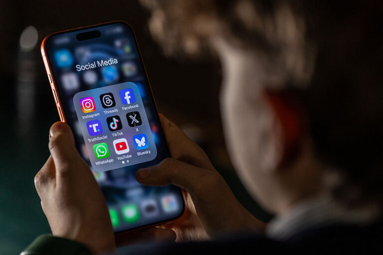 L’autorité de surveillance britannique avertit les géants des réseaux sociaux sur les contrôles d’âge.