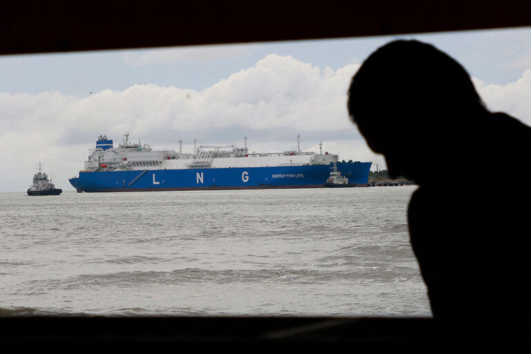 L’oligarque grec bloque les sanctions contre la Russie, exacerbant les tensions diplomatiques.