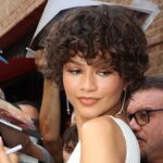 Zendaya porte des sandales gladiateurs en incarnant Athéna lors d’un événement à New York.