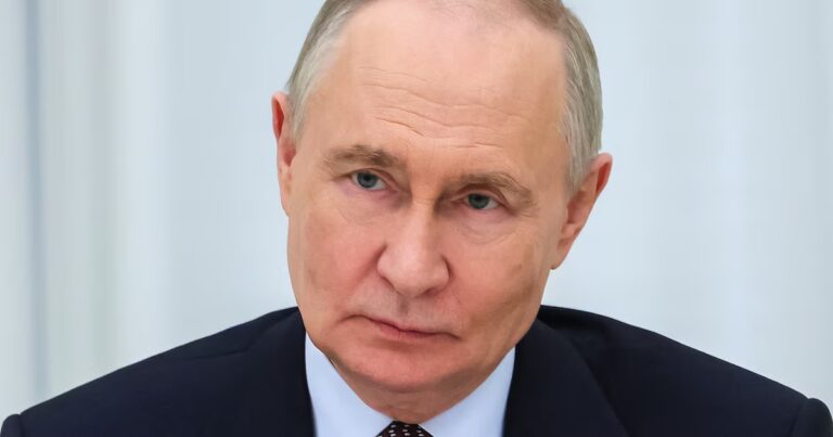 Vladimir Poutine face à des conséquences économiques suite à des sanctions internationales.
