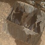 Le rover Curiosity de la NASA examine une photo d&rsquo;une roue fissurée sur Mars.