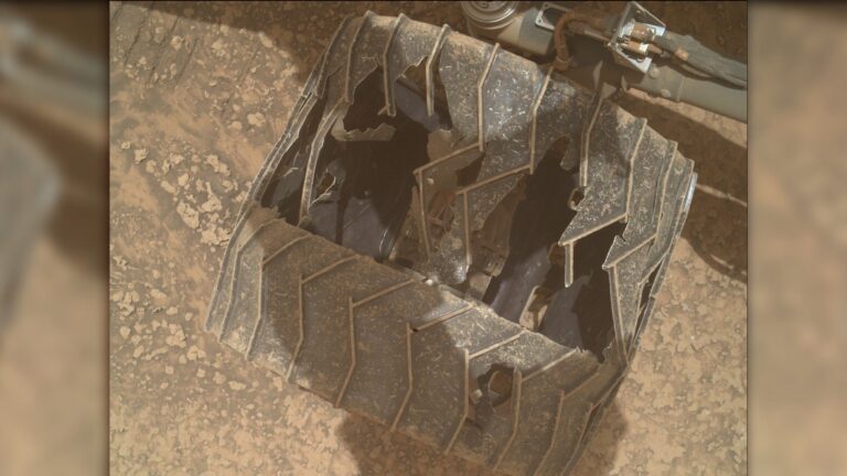 Le rover Curiosity de la NASA examine une photo d’une roue fissurée sur Mars.