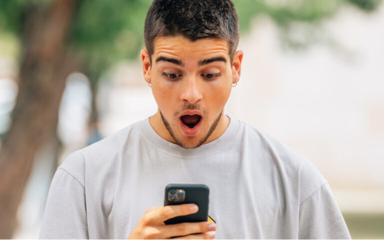 Plus de la moitié des jeunes adultes en France victimes de piratage selon une étude récente.