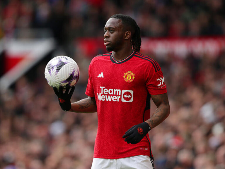 Manchester United renforce son effectif, Liverpool en position d’attente.
