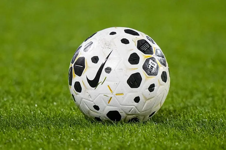 De Angers à Manchester City, le transfert de l’attaquant suscite des interrogations.