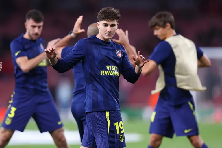 Arsenal intensifie ses efforts pour Julian Alvarez, l’Atlético exige 115 M€ supplémentaires.