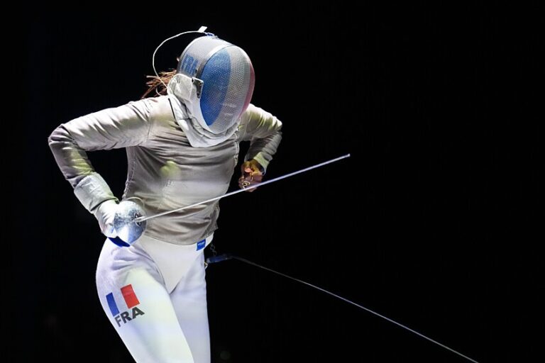 Escrime : les sabreuses françaises remportent le bronze mondial par équipes à Hong Kong.