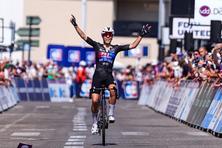 Célia Géry remporte le maillot tricolore lors de la course en ligne de cyclisme.