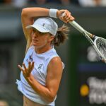 Swiatek se qualifie pour le prochain tour à Wimbledon après un match difficile.