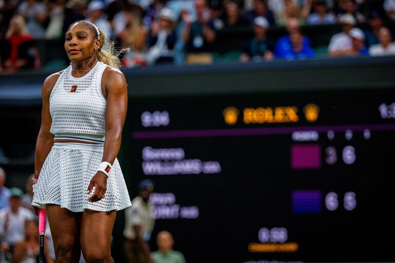 Serena Williams éliminée dès le premier tour à Wimbledon malgré une performance remarquée.
