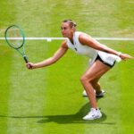 Sabalenka remporte un match âprement disputé à Wimbledon contre son adversaire.