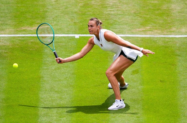 Sabalenka remporte un match âprement disputé à Wimbledon contre son adversaire.