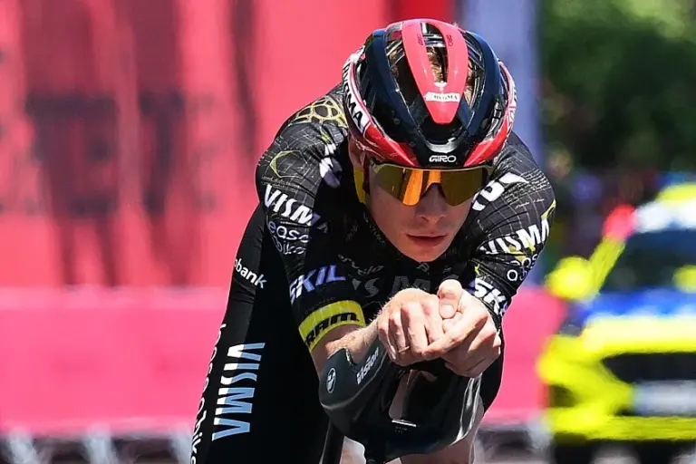 Vingegaard remporte le premier maillot jaune du Tour, marquant une étape clé pour la compétition.