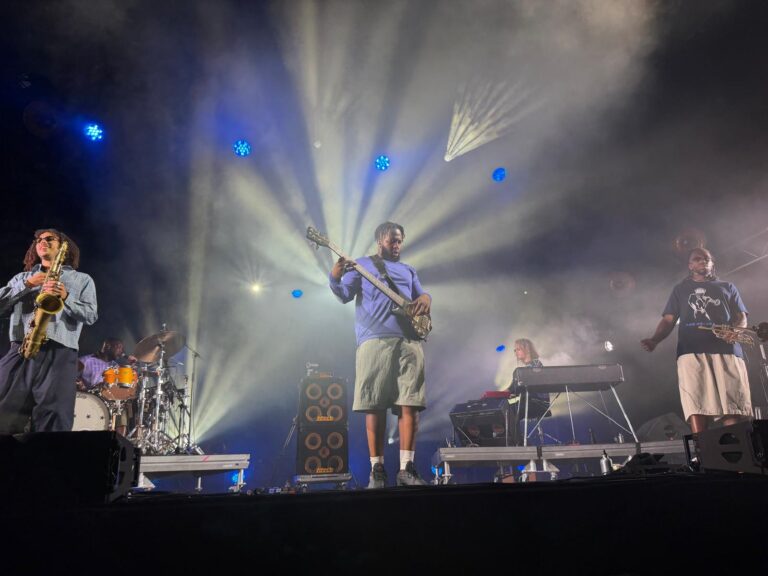Ezra Collective attire 3 000 festivaliers au Marseille Jazz des Cinq Continents.
