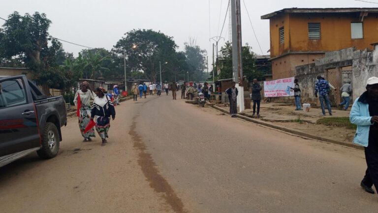 Raccordement électrique dans le Pool au Congo-Brazzaville : des habitants en bénéficient.