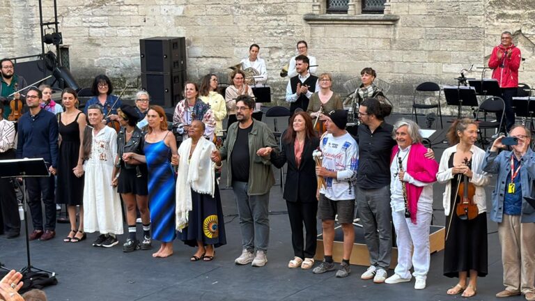 « Le Festival d’Avignon clôt son IN avec ‘L’Aube des questions’ et relance le débat culturel »