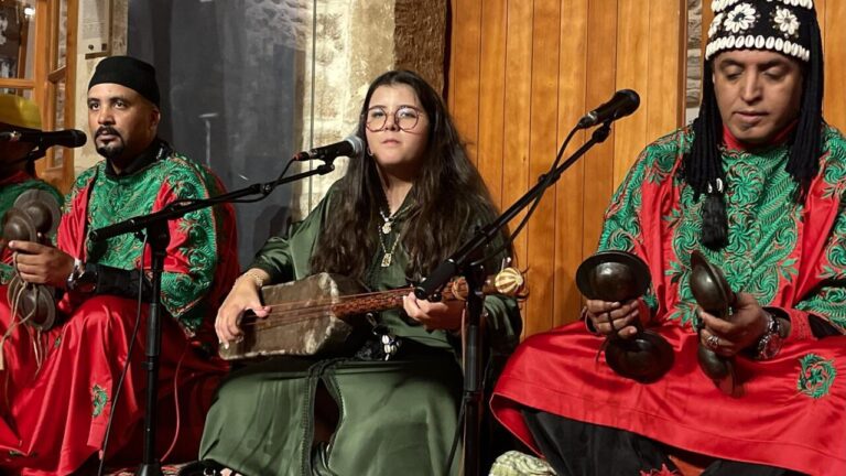 Festival d’Essaouira : Fatima Zahra Jbali, figure montante de la musique gnaoua au Maroc