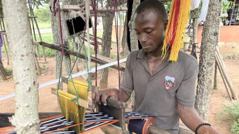 Côte d’Ivoire : défis pour la préservation du tissage artisanal des pagnes baoulé