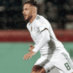 Youcef Belaïli rejoint le MC Alger, son salaire provoque des réactions mitigées.