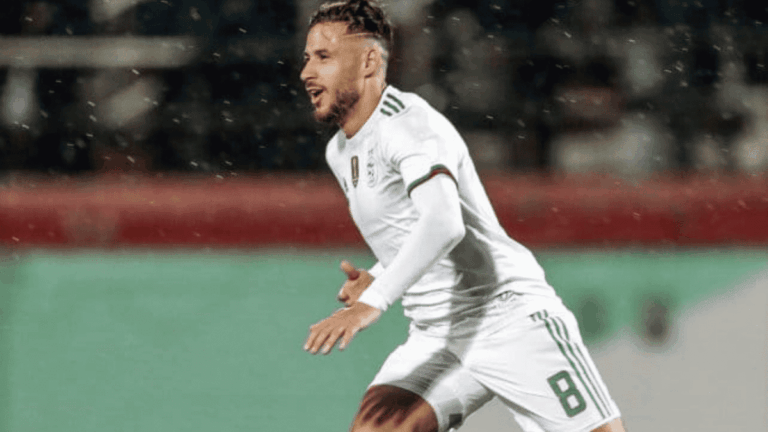 Youcef Belaïli rejoint le MC Alger, son salaire provoque des réactions mitigées.