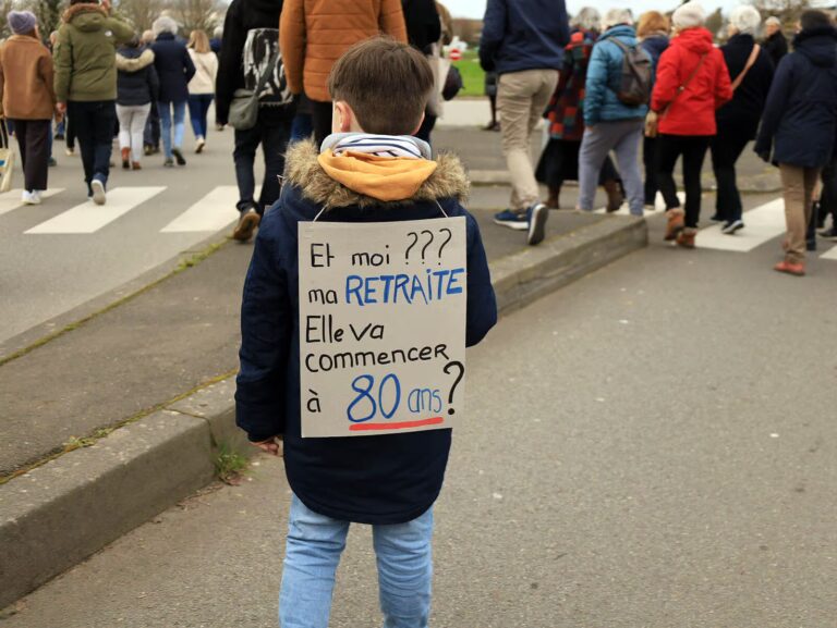 Retraites : la France en alerte noire face à la crise de financement des pensions