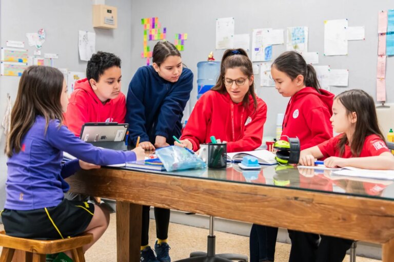 Les écoles suisses à l’étranger intègrent l’enseignement de la démocratie dans leur programme.