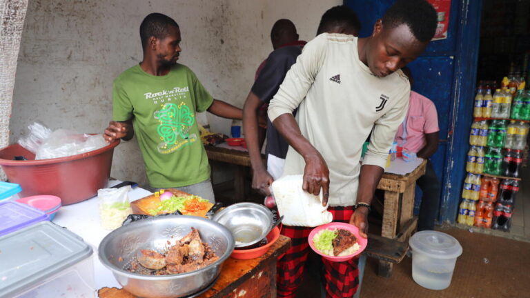 Le garba, plat national ivoirien, allie saveur et accessibilité économique.