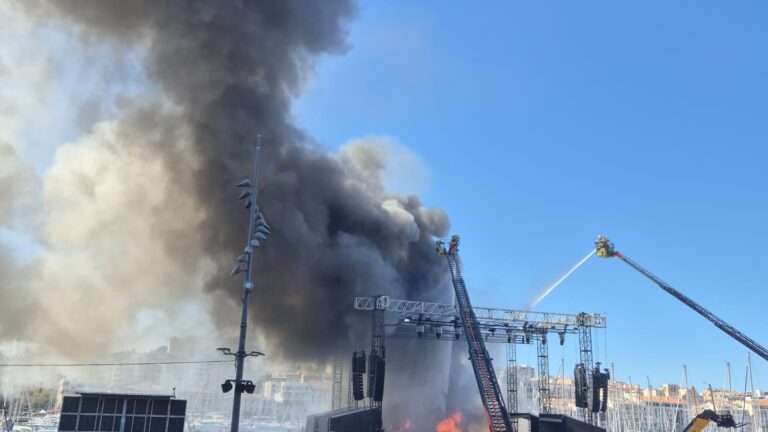 Incendie au Vieux-Port de Marseille : deux bateaux détruits par les flammes.