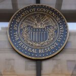 La responsable de la Fed souligne une inflation élevée et renforce les mesures monétaires.