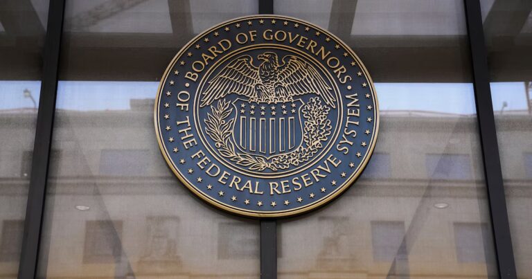 La responsable de la Fed souligne une inflation élevée et renforce les mesures monétaires.