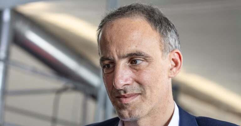 Raphaël Glucksmann confronté à l’héritage politique de Xavier Bertrand en France