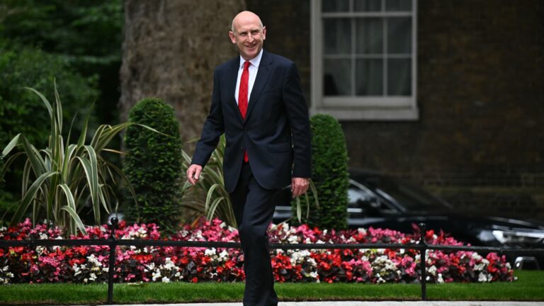 John Healey nommé à la tête du Trésor britannique après sa démission du gouvernement Starmer