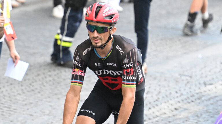 Julian Alaphilippe en solo à Montmartre, rencontre avec le public lors du Tour de France