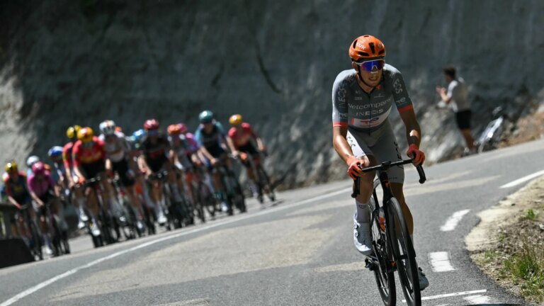 Vauquelin décrit une « journée en enfer » lors de l’étape reine du Tour de France dans les Alpes.