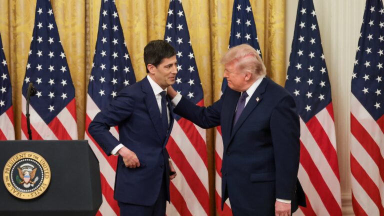Donald Trump nomme un nouveau président à la Fed, la baisse des taux retardée.