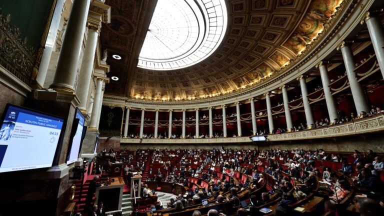 Agriculteurs en manifestation après le vote d’un projet de loi d’urgence agricole à l’Assemblée