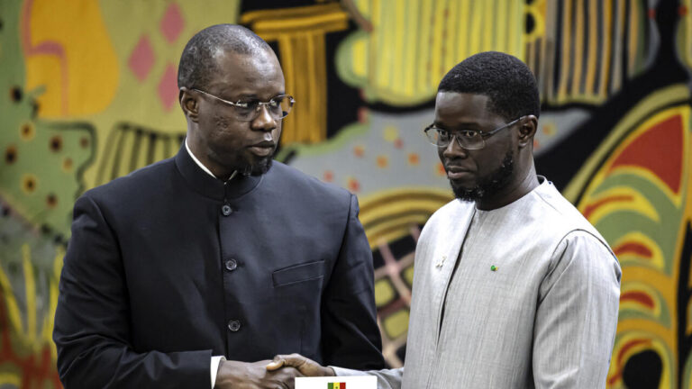 Sénégal : le camp présidentiel répond aux accusations d’Ousmane Sonko concernant la gouvernance.
