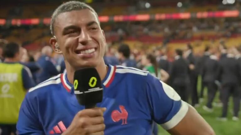 Grandidier en larmes après son doublé lors de ses débuts avec l’équipe de France.