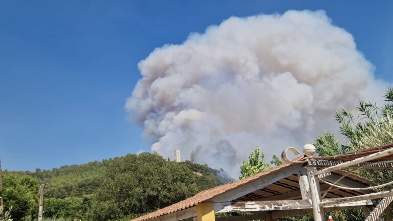 Incendie dans le Var : 180 hectares brûlés, 615 pompiers mobilisés et habitants évacués.