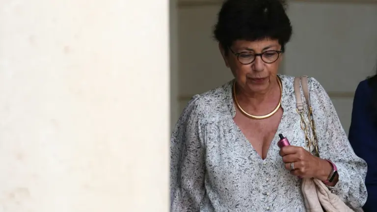 Incendies en cours : la ministre Monique Barbut en vacances malgré la crise actuelle.