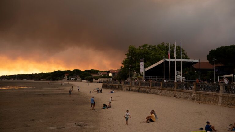 Incendies en France : remboursement possible pour les vacanciers affectés par les annulations.