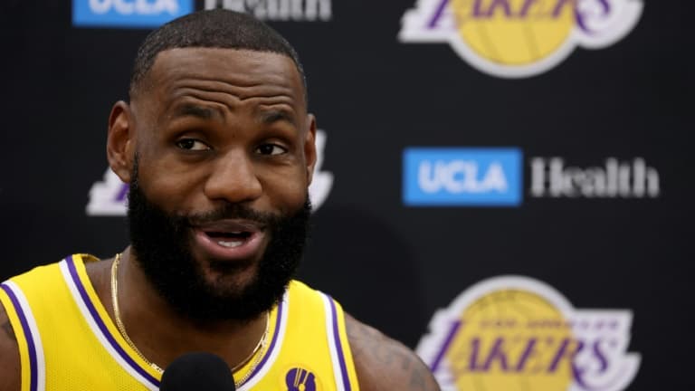 LeBron James atteint un nouveau palier de points en carrière lors d’un match à domicile.