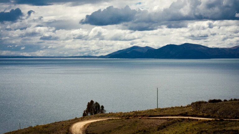 Une civilisation préincaïque découverte dans le lac Titicaca, selon des chercheurs.